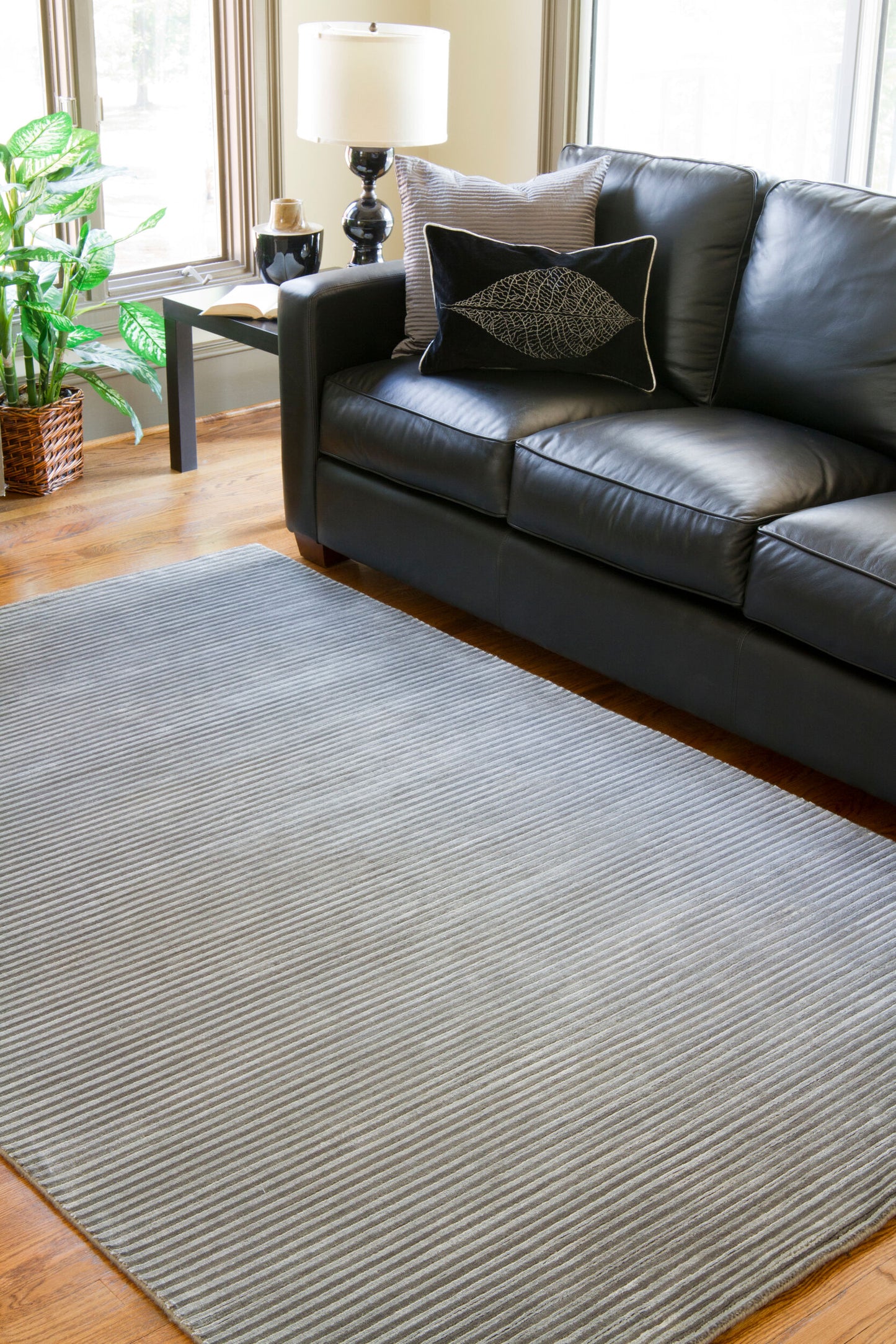 Mugal IN-8256 2' x 3' Handmade Accent Rug