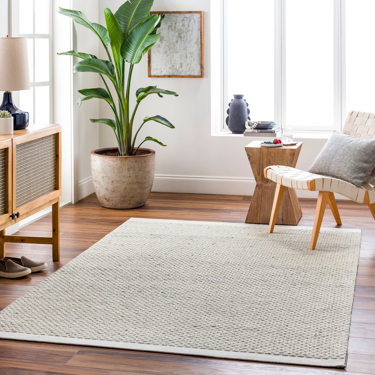 Lumi LUM-2300 2' x 3' Handmade Wool Accent Rug