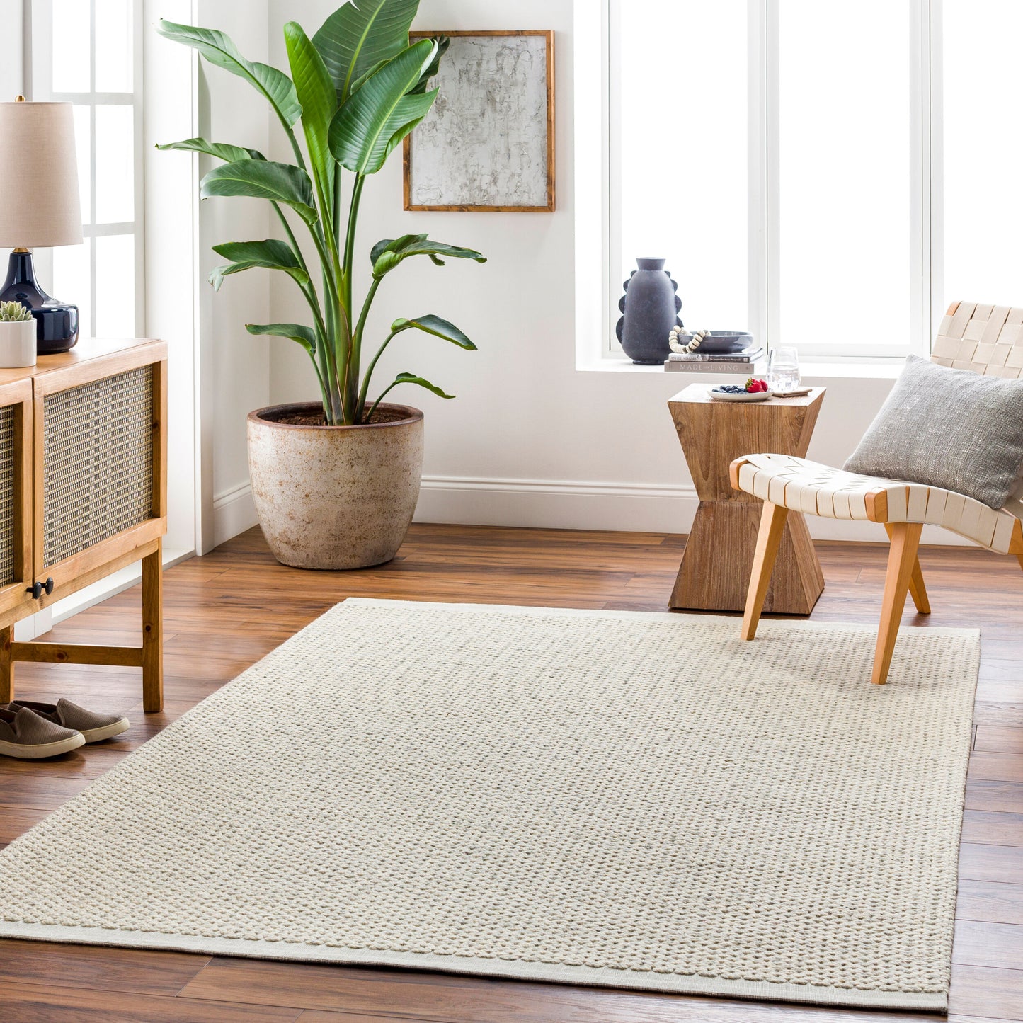 Lumi LUM-2303 2' x 3' Handmade Wool Accent Rug