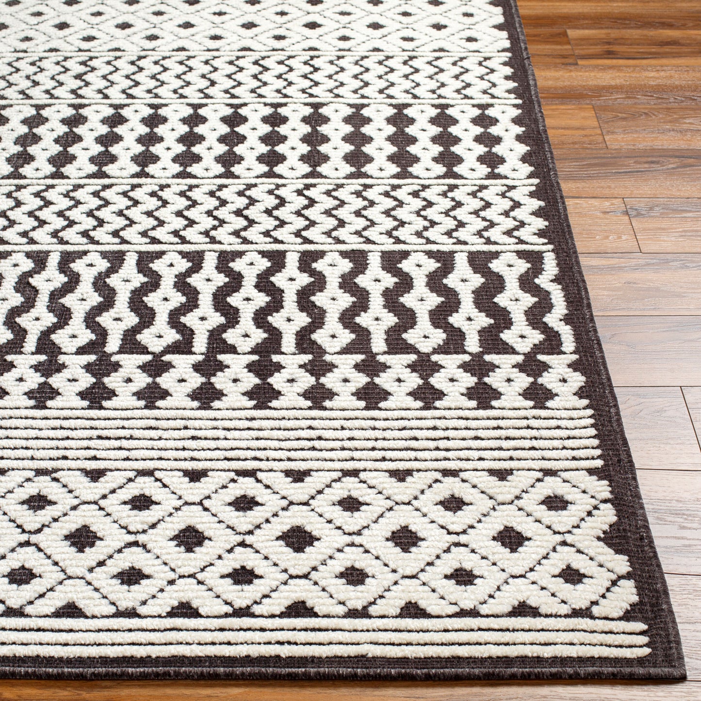 Lyna LYA-2310 2' x 3' Machine Woven Washable Accent Rug