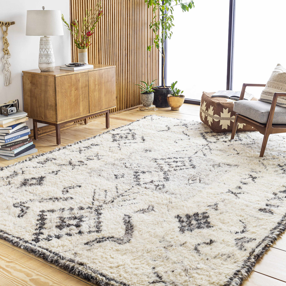 Pillows : LNS-002,Pouf : NDPF-002,Rugs : CME-2301,Table Lamps : IMD-001