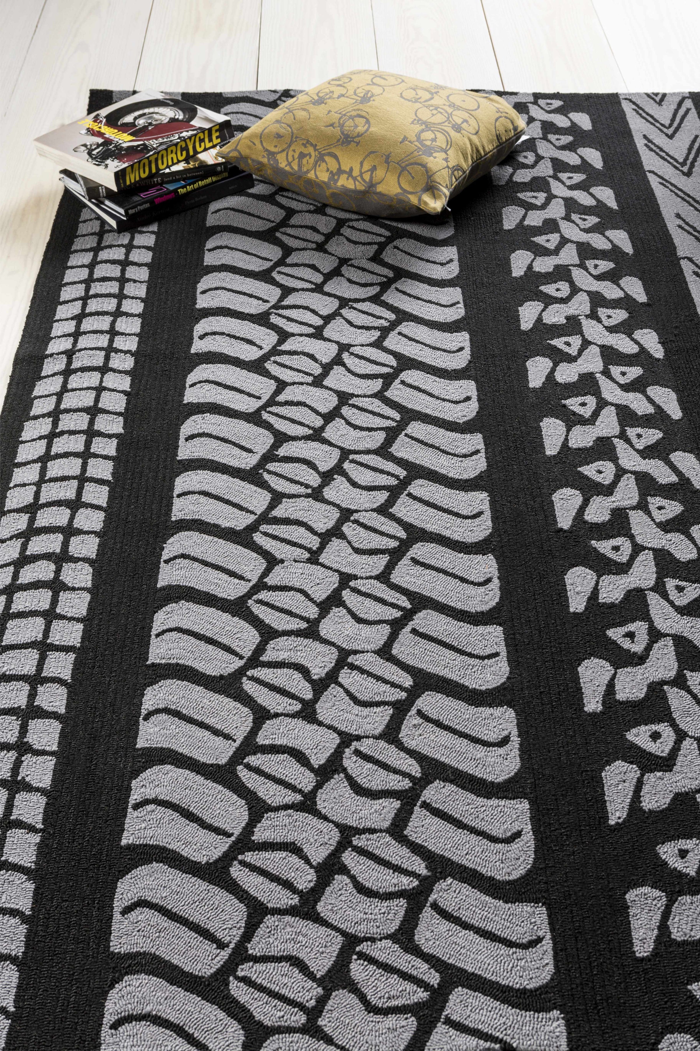 Pillows : PDP-002,Rugs : PDM-1006