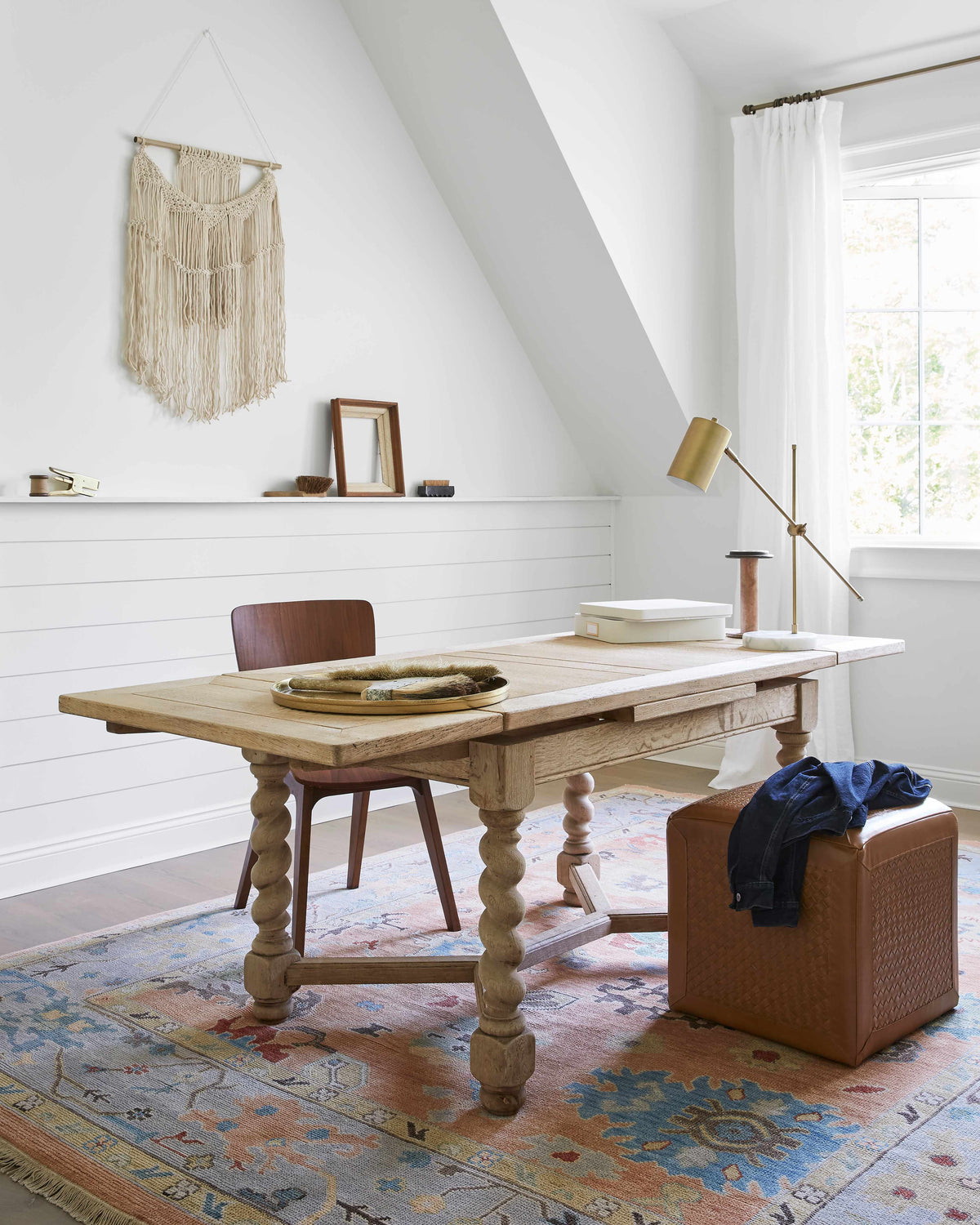 Pouf : LAPF-001,Rugs : SML-2301,Table Lamps : HNI-001,Wall Hangings : RZA-1004