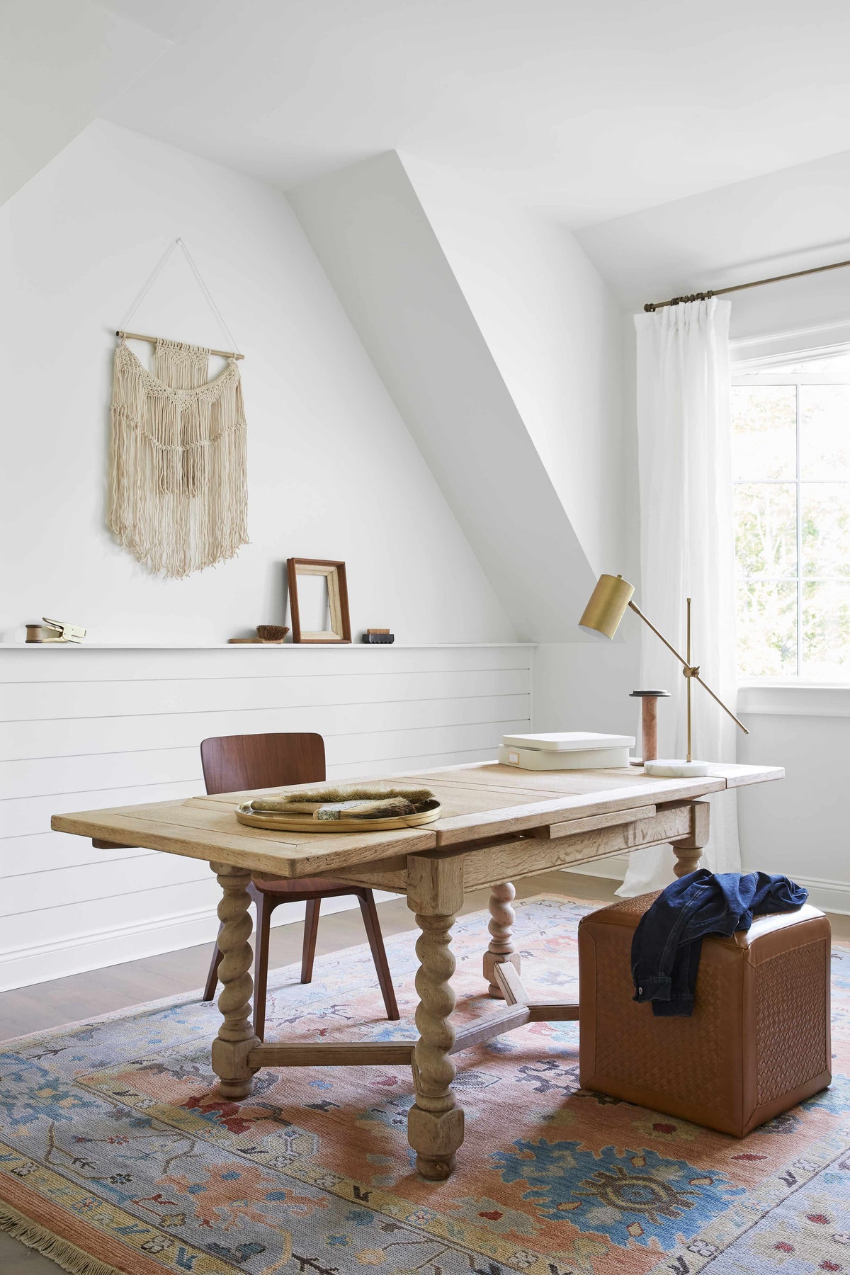 Pouf : LAPF-001,Rugs : SML-2301,Table Lamps : HNI-001,Wall Hangings : RZA-1004