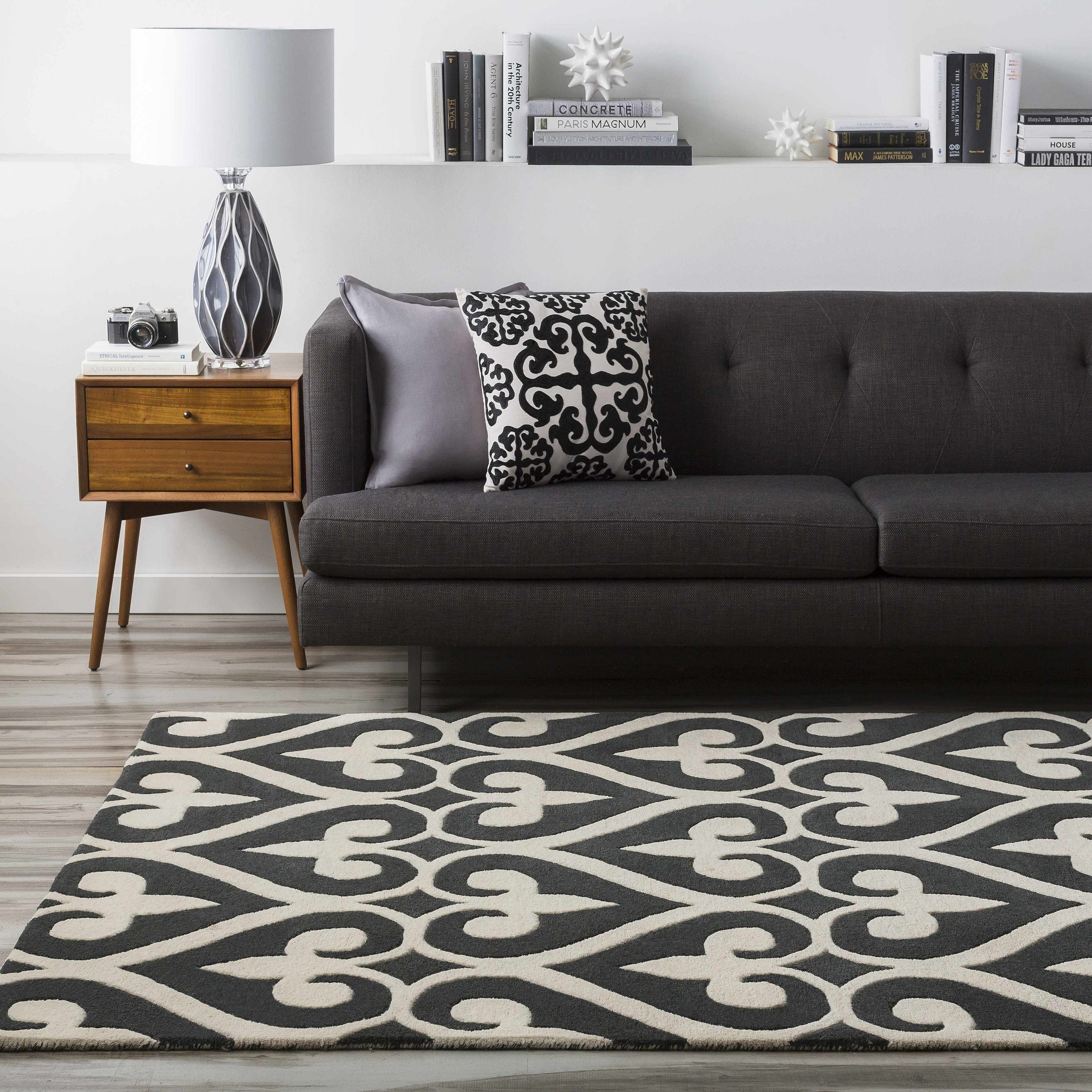 Pillows : LG-576,SL-004,Rugs : ZUN-1048,Table Lamps : BTH-420