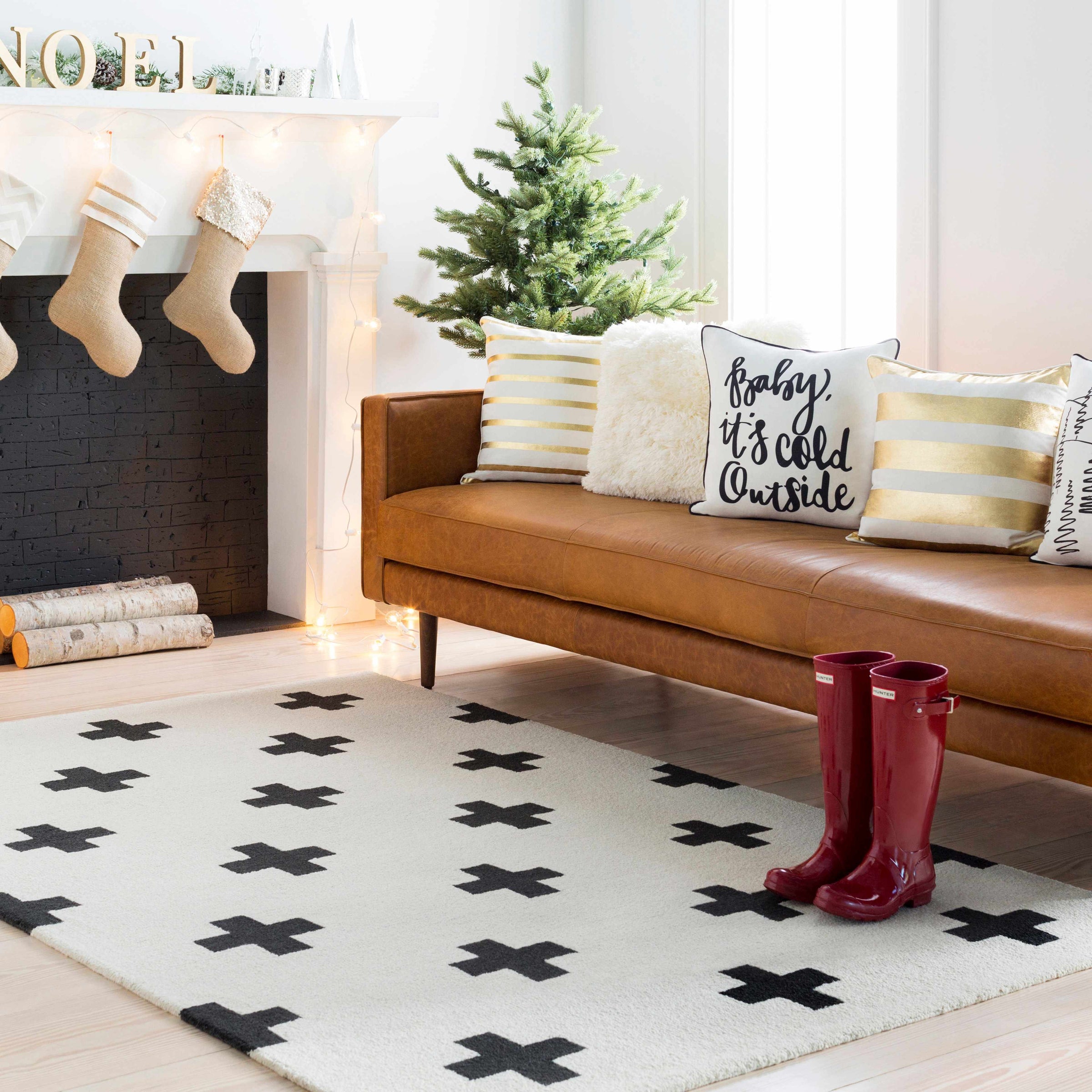 Pillows : SHEE-7066,HOLI-7246,GLYP-7080,HOLI-7249,Rugs : HDA-2390
