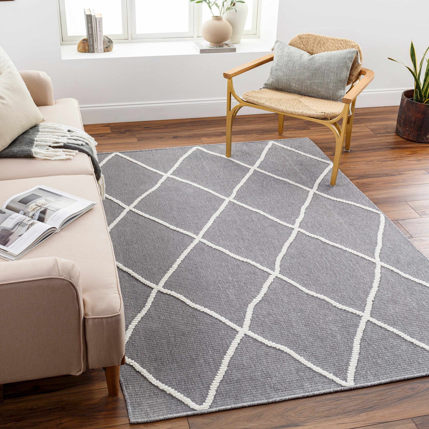Lyna LYA-2304 Machine Woven Rug
