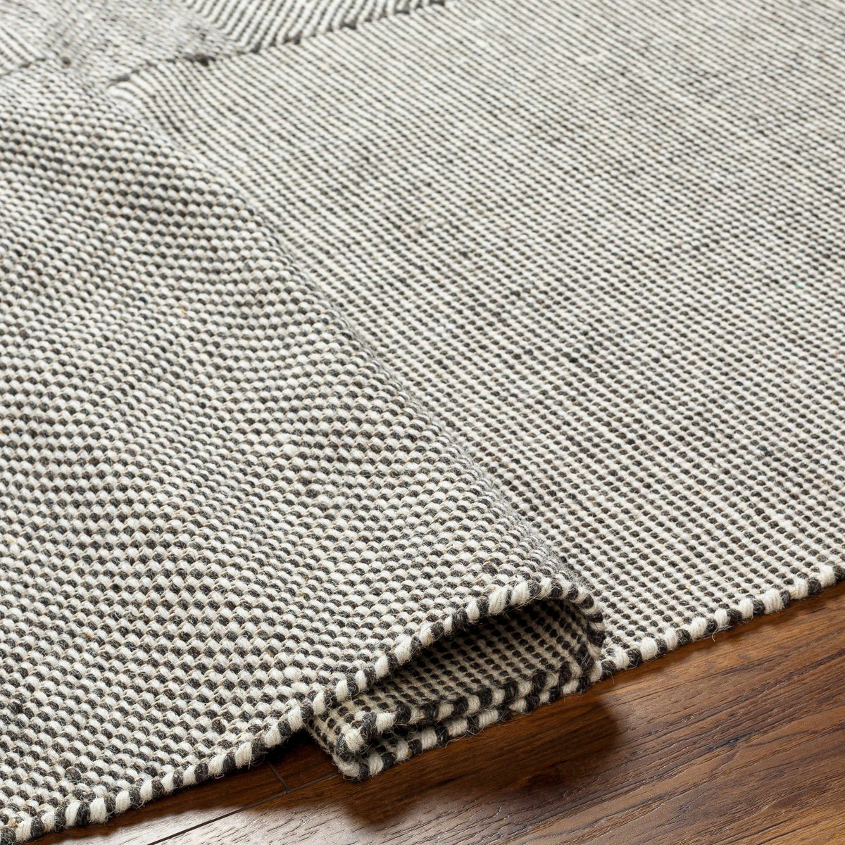 Vivian VVI-2302 Hand Woven Rug