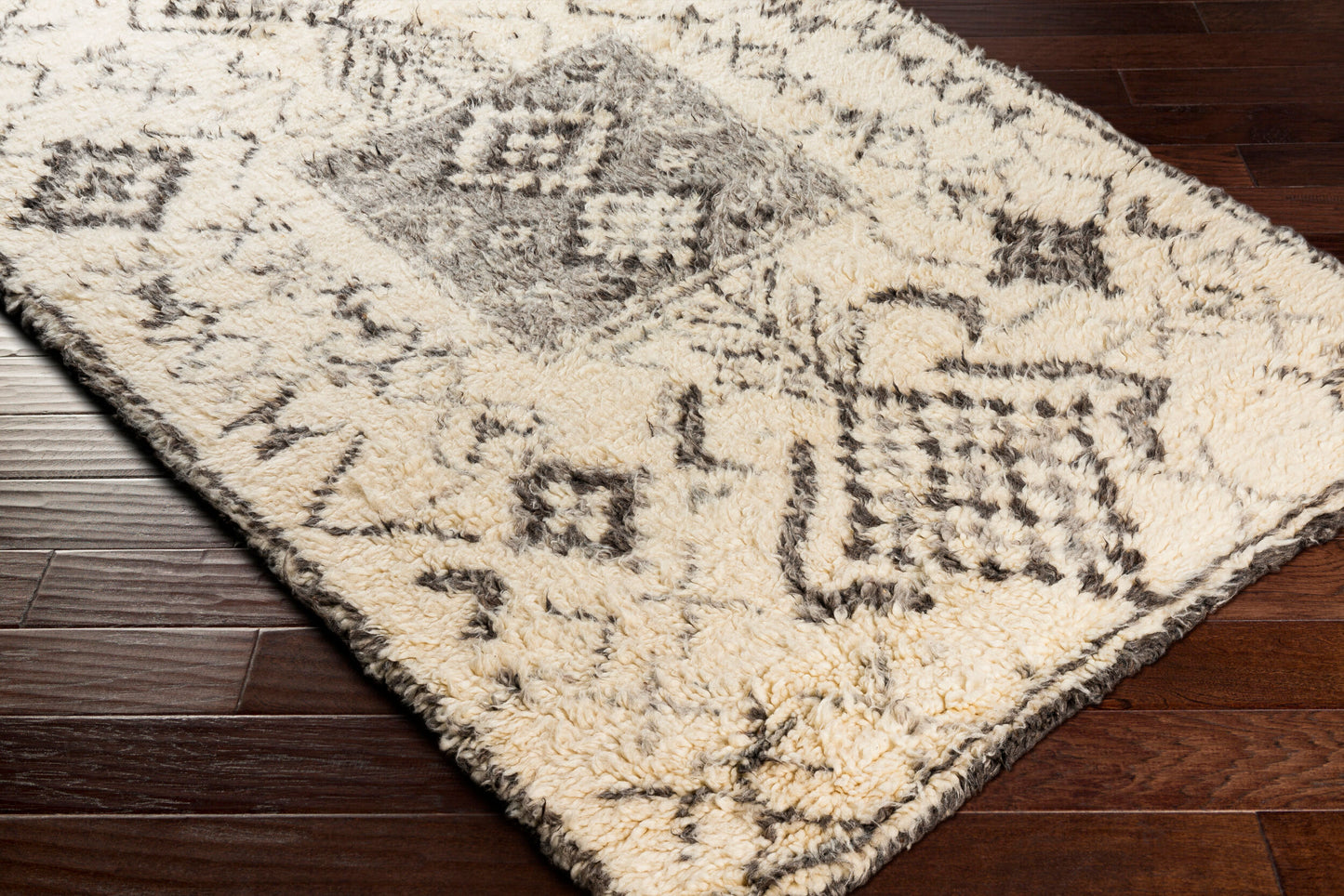 Camille CME-2301 2' x 3' Handmade Wool Accent Rug