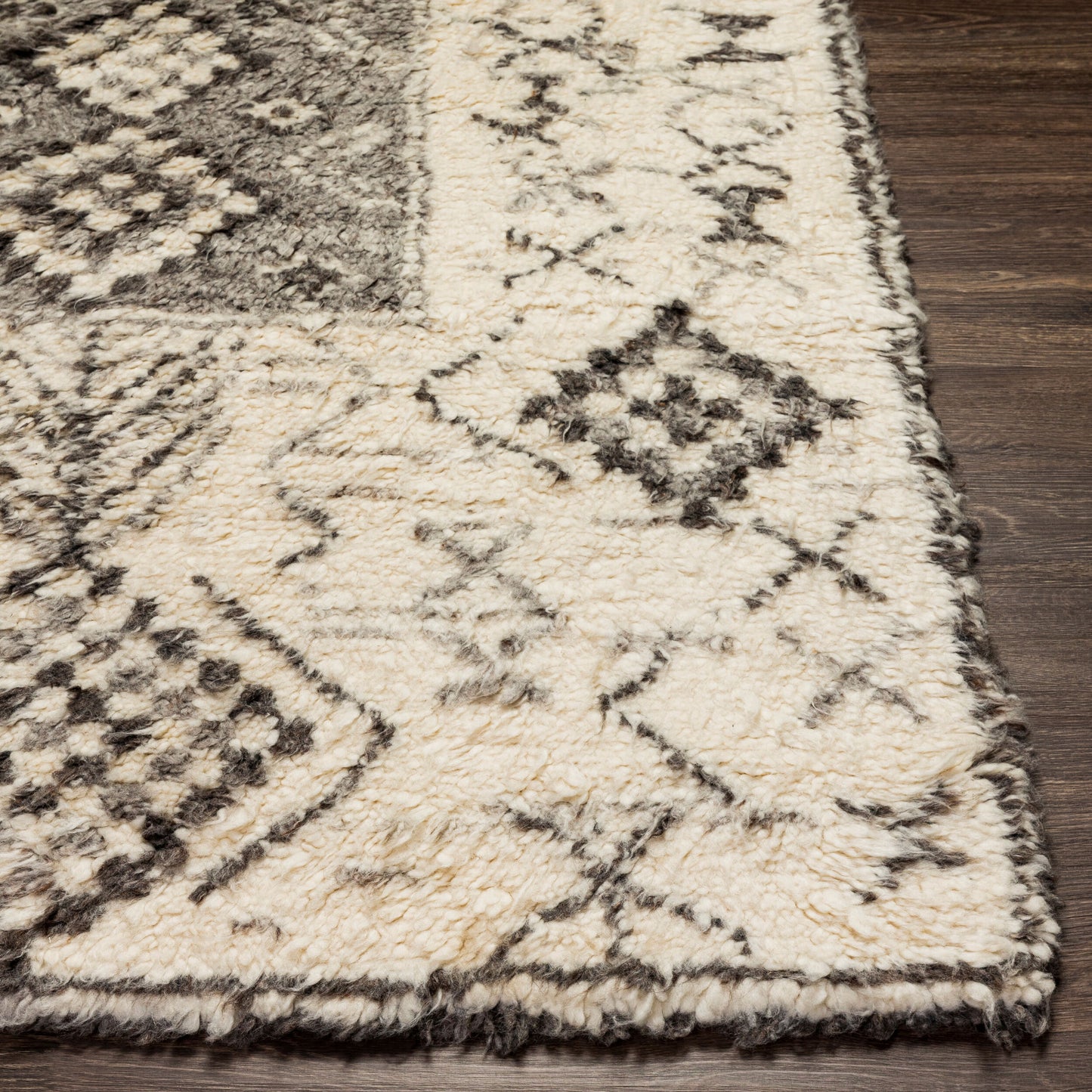 Camille CME-2301 2' x 3' Handmade Wool Accent Rug