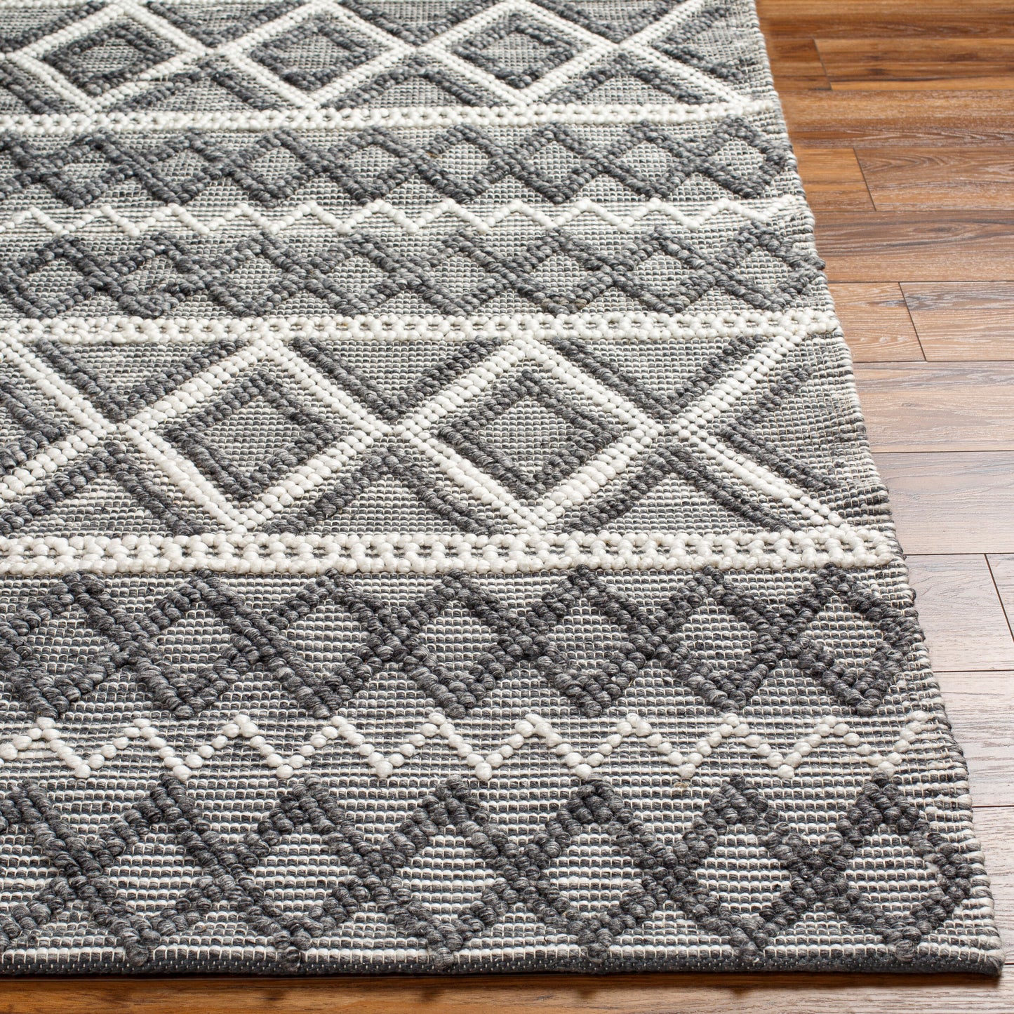 Daffodil DFF-2300 2' x 3' Handmade Recyled Accent Rug