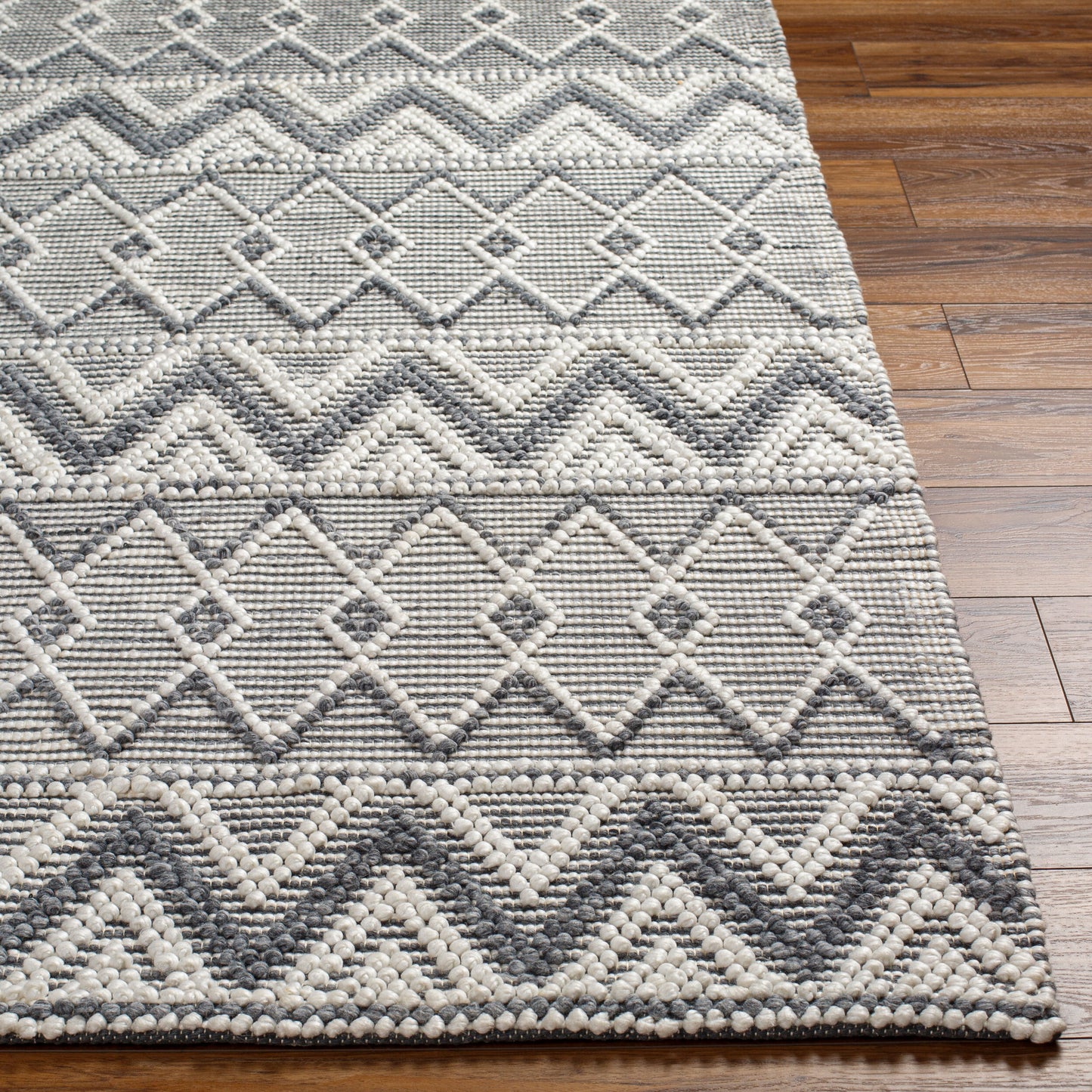 Daffodil DFF-2305 2' x 3' Handmade Recyled Accent Rug