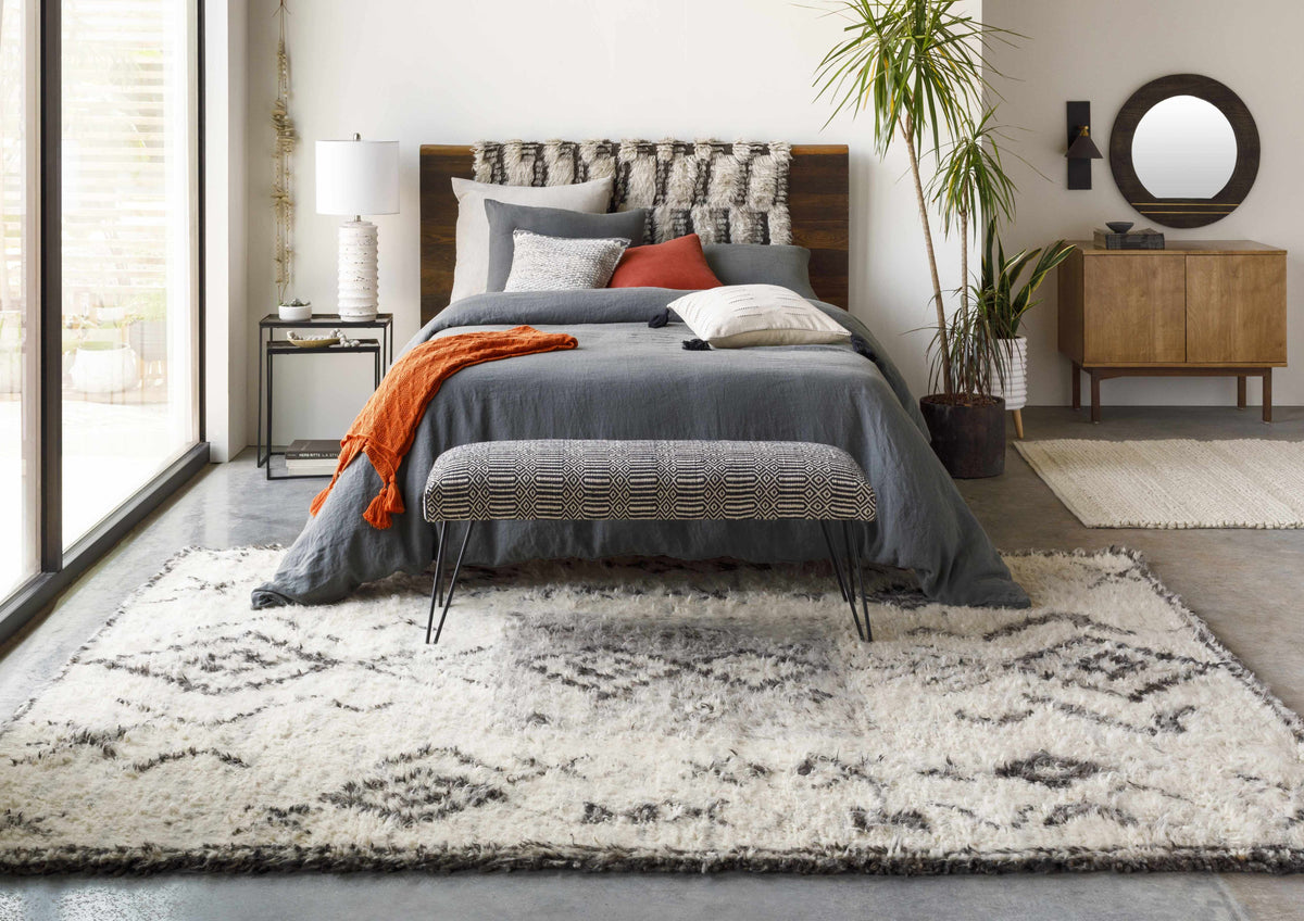 Bedding : PYT-1001,DAW-2001,Decorative Accents : ORC-002,Furniture : NAK-001,AUA-001,Mirrors : HVL-002,Pillows : CDR-003,FAO-003,EDN-001,Rugs : CME-2301,SAH-2310,TAH-3703,Table Lamps : RWD-001,Throws : IDA-1000,Wall Sconces : JLH-001